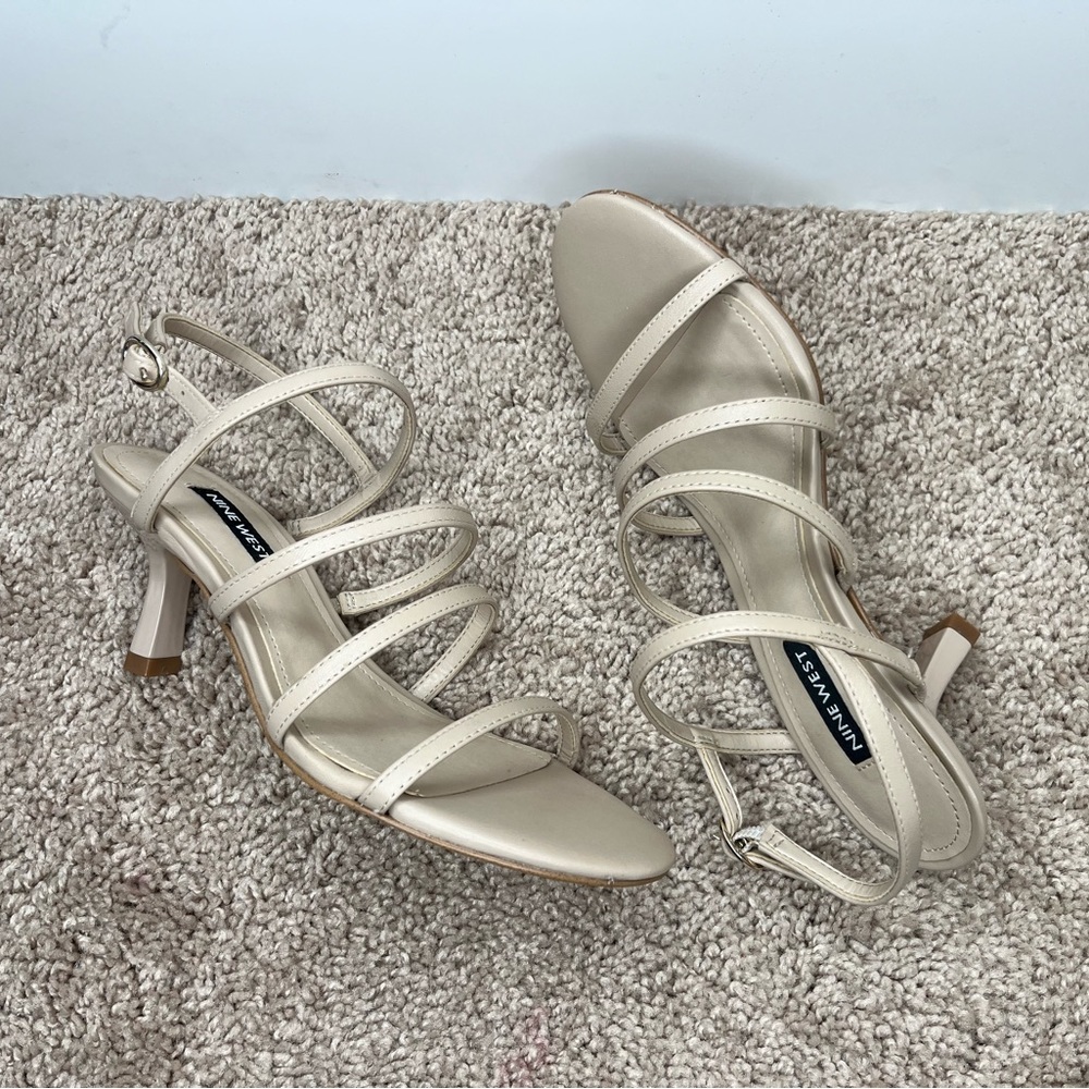 NWT Women’s Nine West Tan Heels - Picture 2 of 6